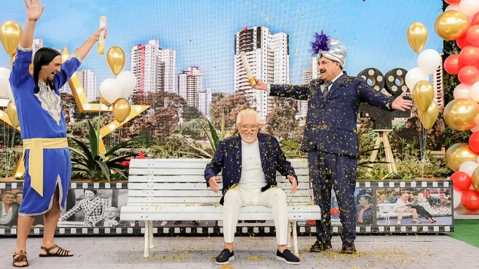 Aos 90 anos, Carlos Alberto de Nóbrega ganha surpresa em 'A Praça é Nossa'