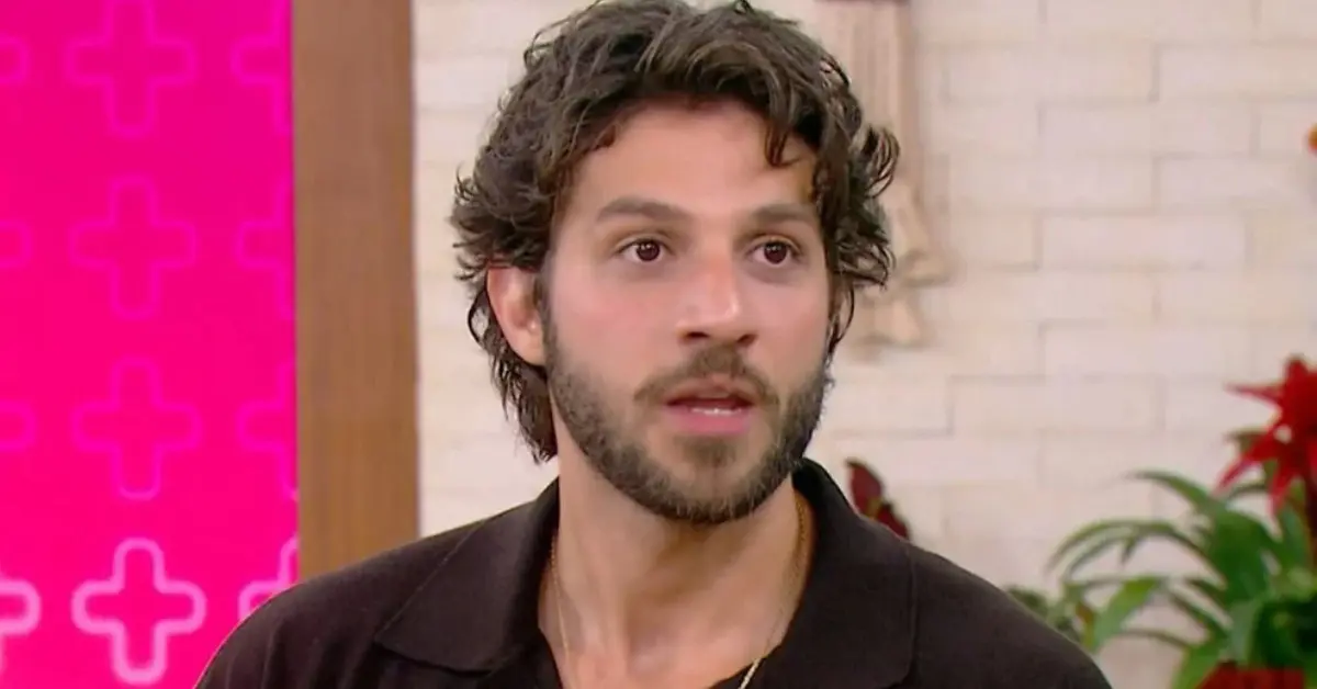 Chay Suede estreia no teatro após intervalo raro na TV e surpreende