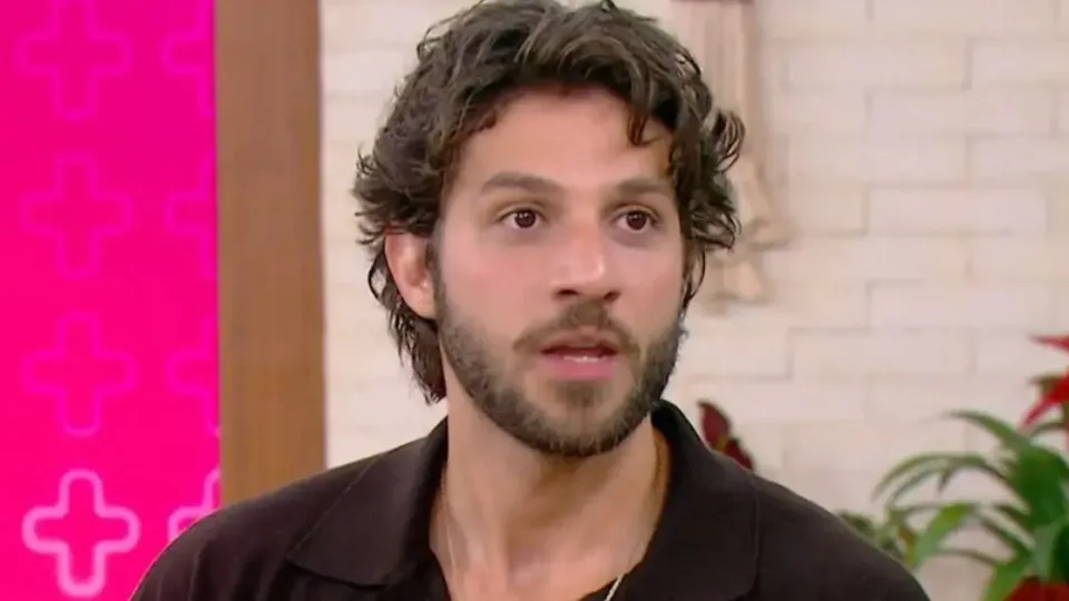 Chay Suede estreia no teatro após intervalo raro na TV e surpreende