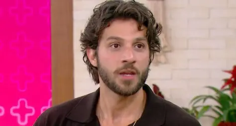 Chay Suede Ousa nos Palcos em Estreia Teatral Inesperada Após Longa Jornada na TV