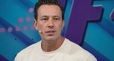 Gabriel Cartolano tira folga do SBT e se afasta do 'Fofocalizando' em meio a boatos