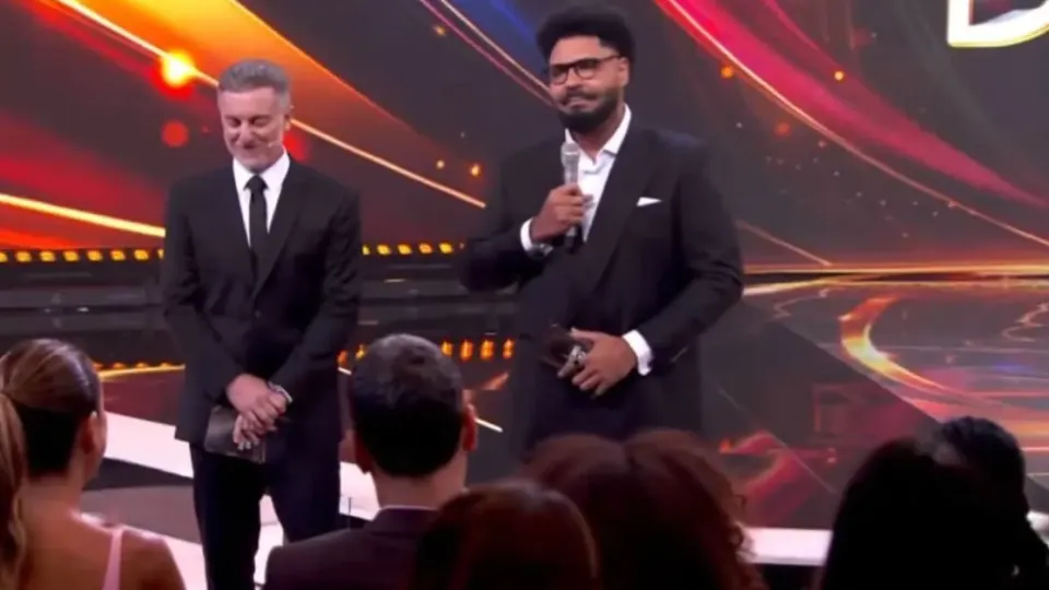 A gafe de Luciano Huck ao elogiar série da Netflix no 'Melhores do Ano'