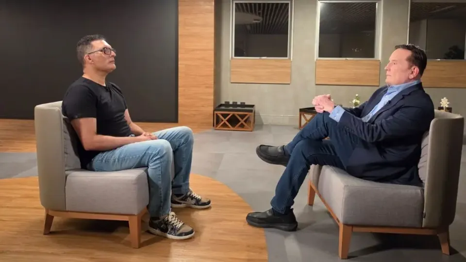 Roberto Cabrini entrevista Leandro Lehart no 'Domingo Espetacular'