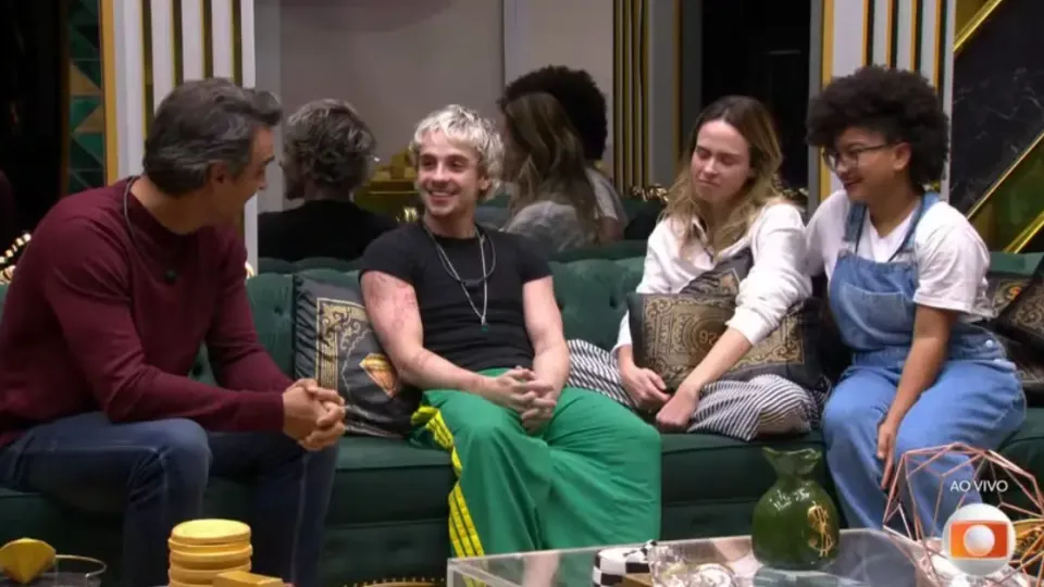 Tadeu Schmidt entra no confinamento e emociona os finalistas do 'BBB 26'