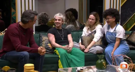Tadeu Schmidt entra no confinamento e emociona os finalistas do 'BBB 26'