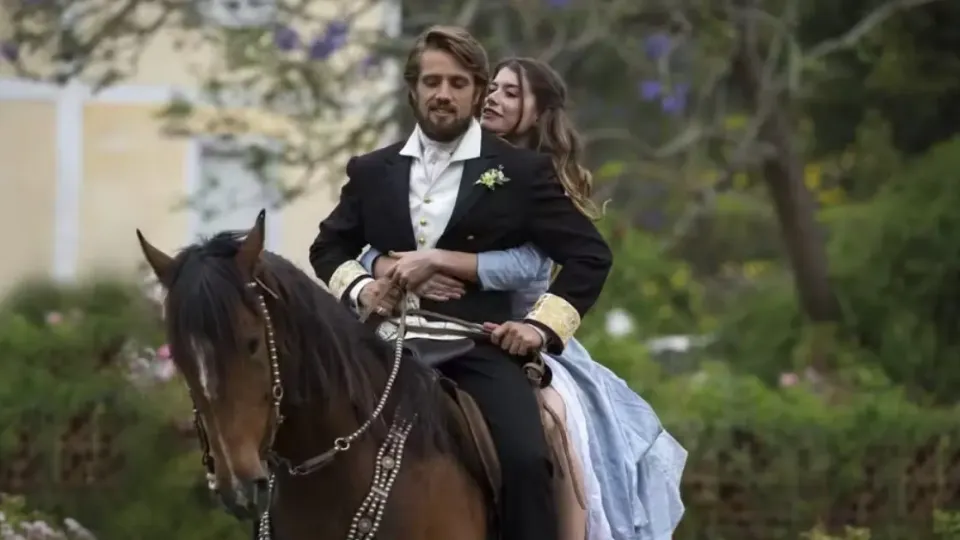Sem 'dobradinha', audiência de 'Além do Tempo' recua na Globo