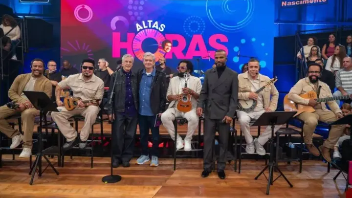 Caetano Veloso exalta 'Revelação' e canta com o grupo no 'Altas Horas'