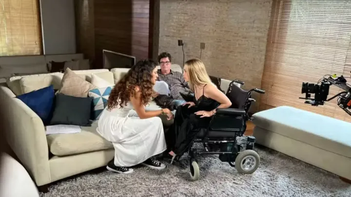 Então é amor? Carla Diaz grava novela vertical em cadeira de rodas