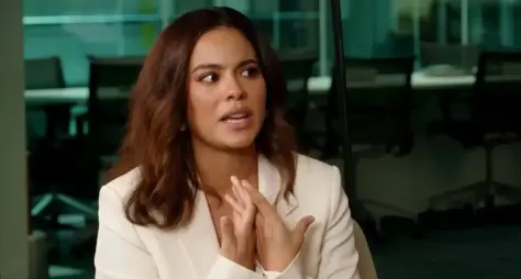 Bella Campos recebe convite para 'Você Decide' no 'Domingão com Huck'