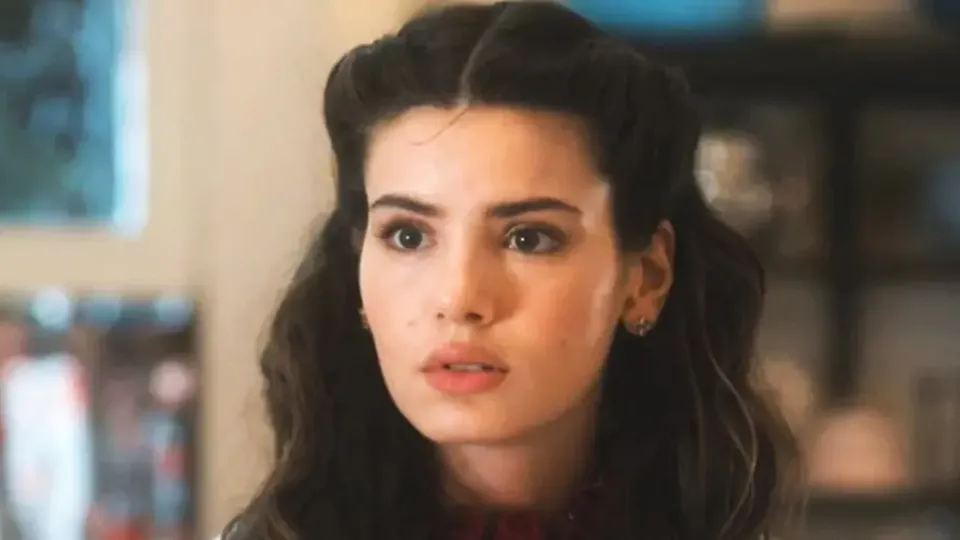 Camila Queiroz desponta para substituir Marina em 'Paraíso Perdido'