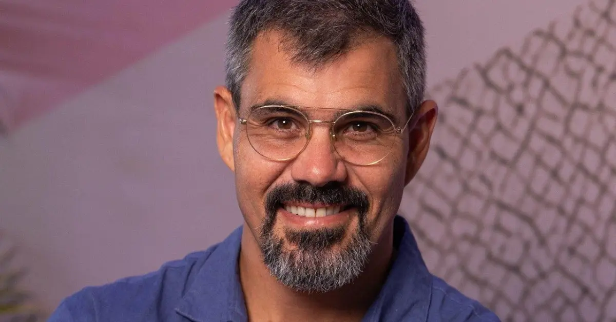 Globo escala Juliano Cazarré para novela vertical sobre futebol e poder