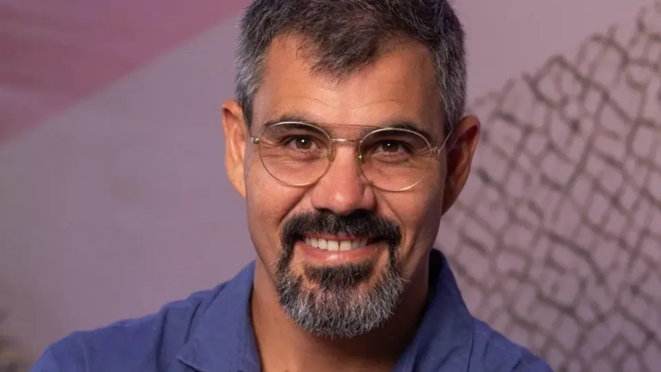 Globo escala Juliano Cazarré para novela vertical sobre futebol e poder