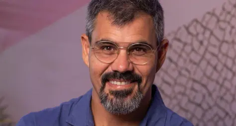 Globo escala Juliano Cazarré para novela vertical sobre futebol e poder
