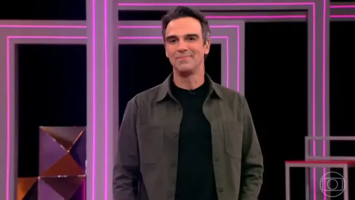 Tadeu Schmidt segue no BBB 27 e chega ao sexto ano à frente do reality