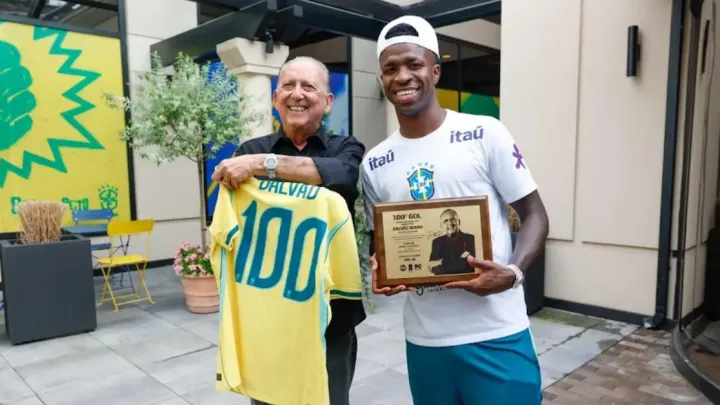 Vini Jr. marca 100º gol narrado por Galvão e recebe homenagem