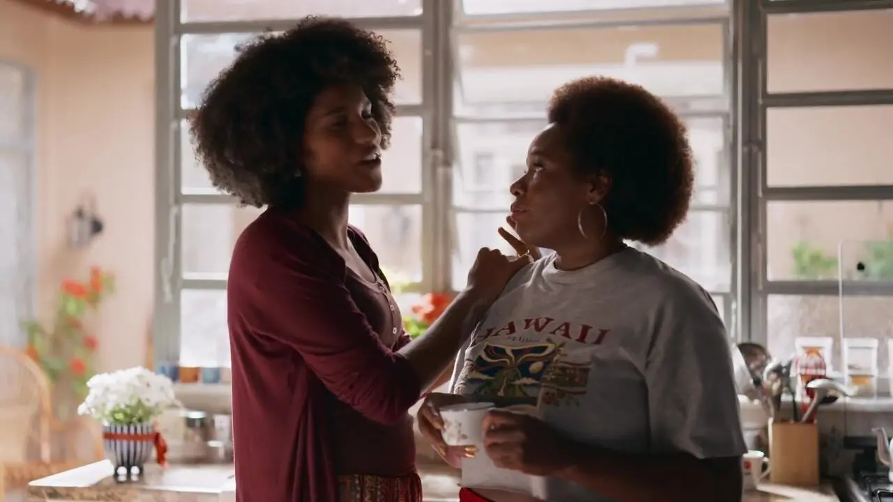 Elenice (Mariana Sena) e Rosa (Tatiana Tiburcio)