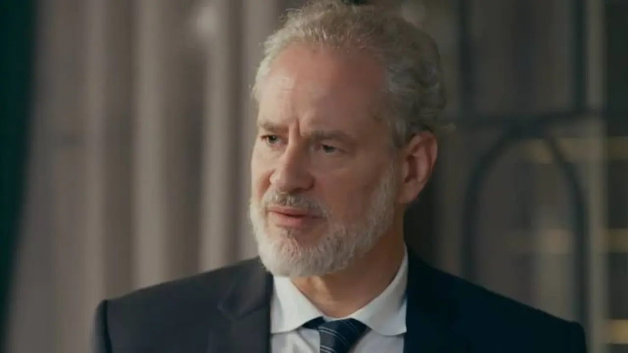 Ademir (Dan Stulbach) recebe uma intimação