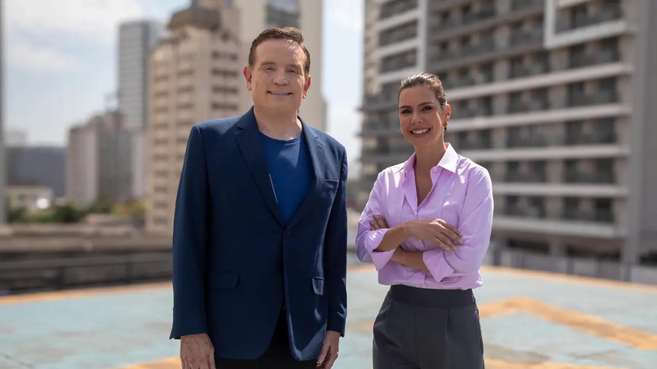 Os jornalistas Roberto Cabrini e Camila Busnello
