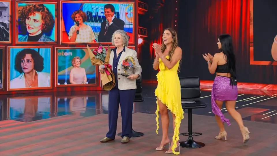 Programa Silvio Santos recebe Irene Ravache na Sala do Artista