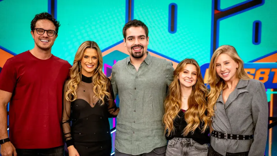 Luiza Possi surpreende Deive Leonardo no Programa do João