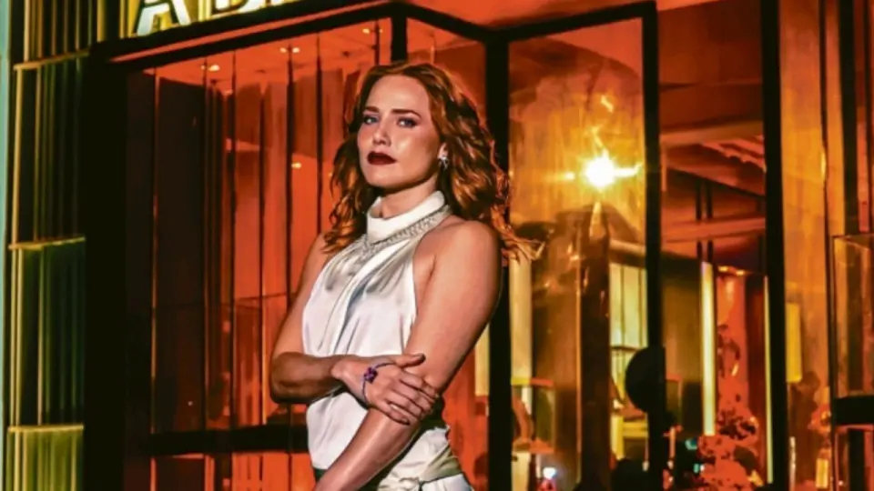 Adriana surge ruiva e poderosa e deixa Pilar chocada em Quem Ama Cuida