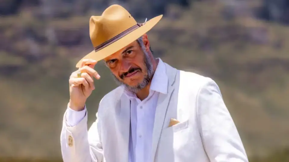 Mateus Solano surge como pecuarista em foto de Lá na Minha Terra