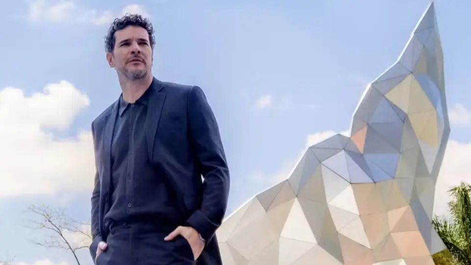Personagem de Daniel de Oliveira assume falsa identidade em Lá na Minha Terra