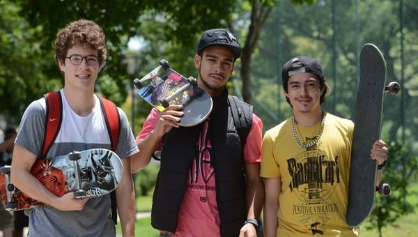 Legenda da foto: Jonas (Sérgio Malheiros), Vinny (Maurício Destry) e Douglas (Pedro Inoue) - Foto: TV Globo/Zé Paulo Cardeal