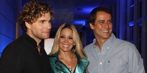 Daniele Winits posa ao lado de Thiago Fragoso e Marcelo Antony, que vivem casal na trama. Foto:  TV Globo