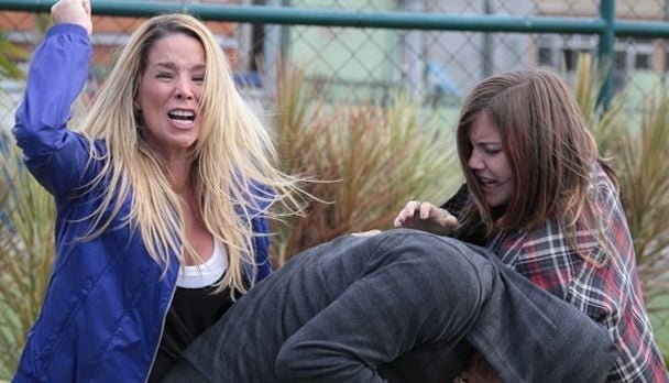 Em cena, a personagem de Dani Winits tenta salvar Lia dos braços de Sal. Foto: Divulgação