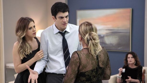 Felix mal consegue disfarçar o choque. Foto: Amor à Vida/TV Globo