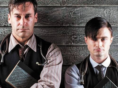 Jon Hamm e Radcliffe. Em “Diário de um jovem médico”.  Foto: Divulgação