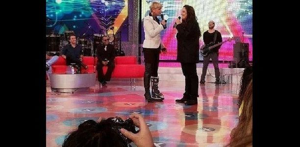 Xuxa usa bota ortopédica em programa. Foto: Divulgação