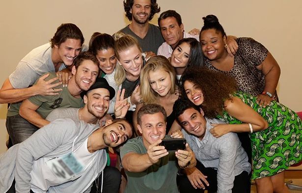 Time do Saltibum posa com Luciano Huck para selfie. Foto: TV Globo/Divulgação