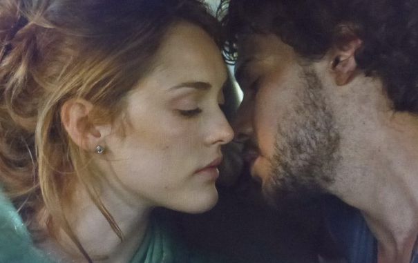 Júlia e Pedro não resistem à química que há entre eles, e quase se beijam (Foto: TV Globo)