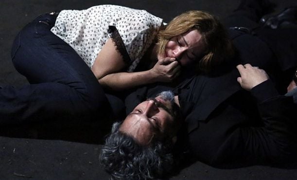 Cristina chora diante do corpo de José Alfredo. Foto: Divulgação/TV Globo