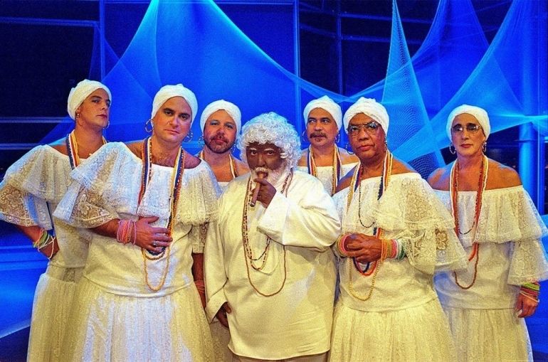 Jô Soares caracterizado como Preto Velho, junto aos membros do sexteto vestidos de baianas. Foto: Divulgação/Globo