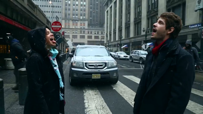 Bruna Marquezine e Maurício Destri se divertem durante gravações em NY (Foto: Reprodução/GShow)