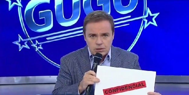 Gugu Liberato com envelope sobre caso do goleiro Bruno (Foto: Reprodução/TV Record)
