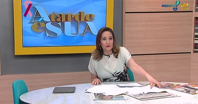 Sônia Abrão apresentando o A Tarde é Sua (Foto: Reprodução/RedeTV!)