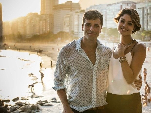 Bruno Gagliasso e Sophie Charlotte em gravação na praia do Leme (Foto: Raphael Dias/GShow)