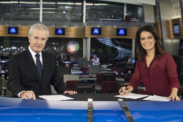 Celso Freitas e Adriana Araújo comandam o JR (Foto:TV Record)