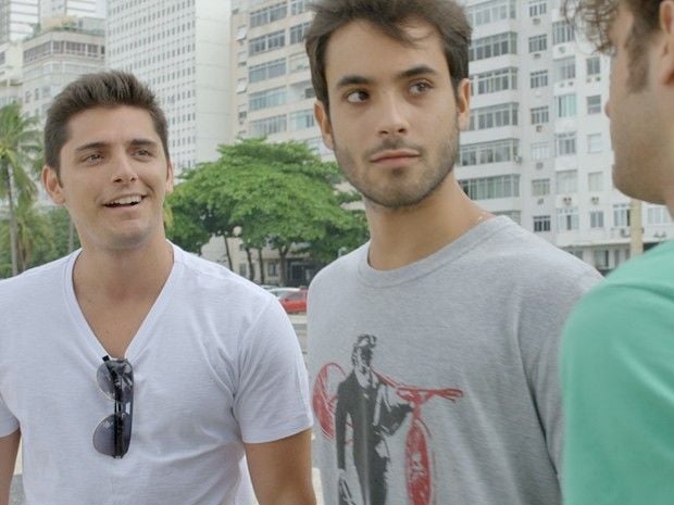 Guto e Fred implicam com Rafael e Ivan na praia (Foto: TV Globo)