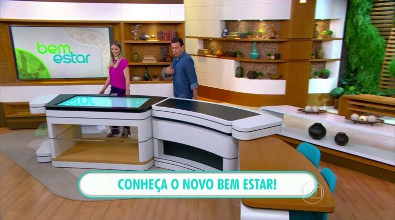 Mariana Ferrão e Fernando Rocha andam pelo novo cenário do programa (Foto: Reprodução/TV Globo)