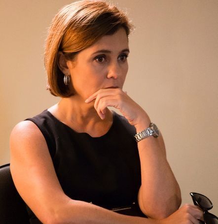 Sozinha, Inês está intrigada, inquieta e pensativa (Foto: Tata Barreto/TV Globo)