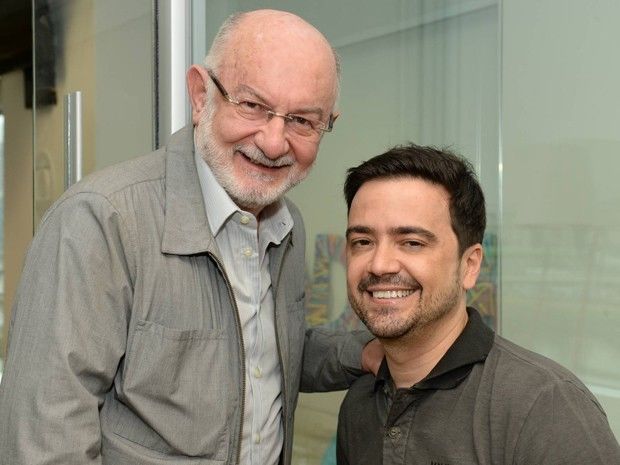 O autor Daniel Ortiz (direita) ao lado do supervisor Silvio de Abreu (Foto: José Paulo Cardeal/ TV Globo)