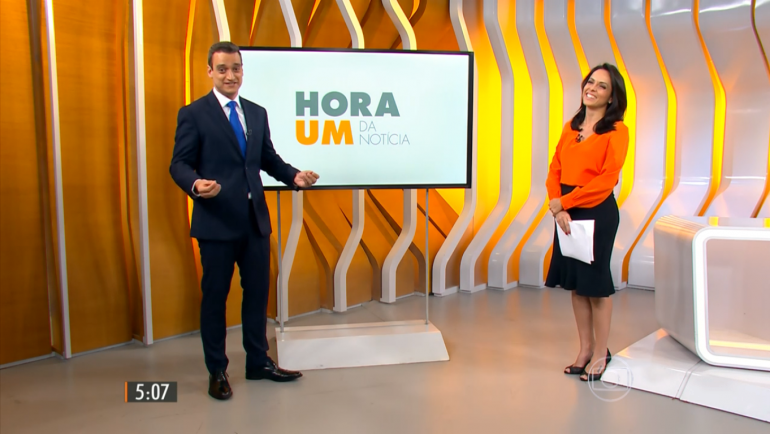 Thiago Scheuer ao lado de Izabella Camargo no Hora Um (Foto: Reprodução/TV Globo)