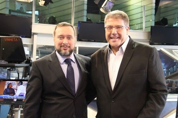 Franz Vicek, diretor de jornalismo da emissora, com Luciano Faccioli (Foto; RedeTV!)