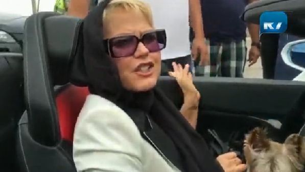 Xuxa grava chamada para programa na internet (Foto: Reprodução/R7)