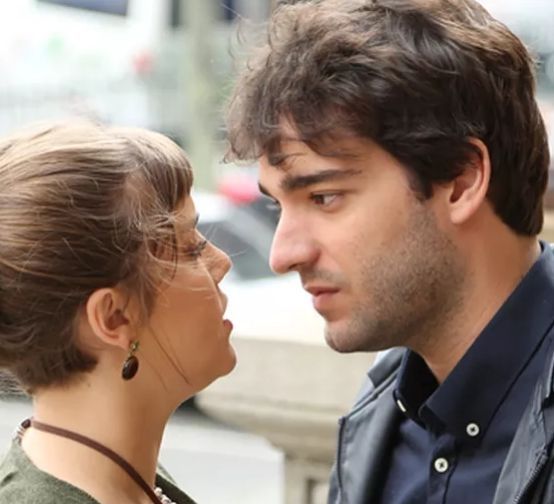Isabela (Alice Wegmann) e Tiago (Humberto Carrão) 